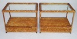 Par de mesas laterais com estrutura de ferro revestida ratam com 2 estágios sendo o tampo superior em vidro. Sinais de uso. Med.: 50x49x70cm.