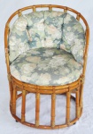 Cadeira dos anos 1980 em bambu com base circular. Med.: 70x68x55cm.