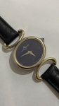 BAUME E MERCIER. Relógio feminino em prata com pulseira de couro.