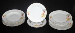 Conjunto de pratos em porcelana alemã BAVÁRIA. Coleção: THOMAS. 5 pratos rasos(25cm), 5 pratos fundos(25cm), 3 pratos de sobremesa(22cm). Porcelana branca com pintura flora em policromia. Peças numeradas no verso.