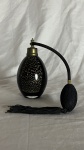 Perfumeiro de Murano preto com pó de ouro. Bocal em metal dourado e borrifador linhas de seda. Med.: 14cm.