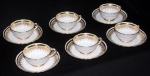 Conjunto com 6 xícaras com pires para café em porcelana inglesa com bordas, alças e interior raiado em ouro. Marcadas na base: TUSCAN - BONE CHINA