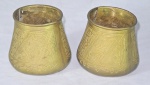 Par de antigos vasos israelenses em bronze cinzelado. Med.: 8,5x9cm.