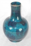 Vaso em cerâmica esmaltado em pintura porcelanizada, acidado na cor azul. Possivelmente oriental. Assinado no verso. Alt.: 30cm.