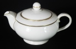 Bule para chá em porcelana THUN - Czechoslovakia. Com frisos e bordas em ouro com realces em preto.