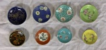 5 bowls em porcelana chinesa com pintura esmaltada em rica policromia. Todas as peças são revestidas na parte externa em metal dourado. Med.: 3,5x15cm e 3x14cm.