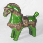Cavalo decorativo em faiança esmaltado no estilo oriental. Apresenta bicados em uma das patas. Med.: 25x26cm.