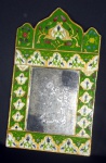 Espelho sírio (oxidado) com moldura de madeira revestida com placas de vidro pintadas em policromia. Med 48x29cm.