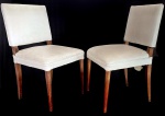 Par de cadeiras dos anos 1950, sendo: pés palito com assento (em molas) e encosto estofados em couro sintético.