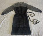 VINTAGE - Vestido de alta costura em organza preta, forrado em seda com rico bordado na barra em paetês, miçangas e linha preta, também, de seda. Med.: 100x35cm.