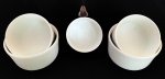 Cinco potes refratários em porcelana branca. Marcados no verso. Maior: 10x22cm. Menor: 7,5x16cm.