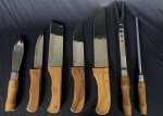 PAZPAZINI - Coleção com 6 facas artesanais com lâminas de aço e cabo em madeira de lei. Assinados pelo fabricante. Acompanha 1 amolador.