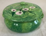 Sopeira em porcelana nacional RIO BRANCO com pintura verde mesclado e tampa flora. Assinado: Xvette -1964. Med.: 14x29x26cm.