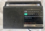 Rádio elétrico da marca PANASONIC. Med.: 12x21x5cm. (sem garantia).