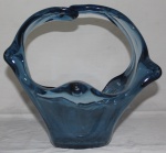Fruteira no feitio de cesta em vidro no padrão Murano na cor azul com borda ondulada. Med.: 30x27x30cm.