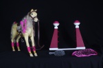 ESTRELLA/MATTEL - Antigo cavalo da Barbie. Meados anos 2000.  Contém alguns acessórios. Med.: 29,5x8x31cm.