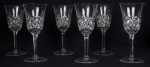 BACCARAT - Conjunto com 6 cálices para vinho tinto em cristal francês com rica lapidação. Chancela da Cristalerie na base. Med.: 18x8cm.