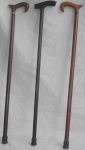 Três bengalas diversas em madeira nobre. Med.: 85cm.