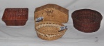 Quatro peças diversas a saber, 3 cestas para pão (1 com alça  em porcelana e 1 porta treco com 5 compartimentos). Maior: 13x28x15cm. Menor: 7x20x20,5cm.