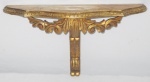 Peanha em madeira estilo LUIS XV entalhada com pátina dourada. (falhas no tampo). Medida: 27x50x17cm.