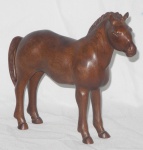 Escultura em jacarandá representando cavalo. Peça original dos anos 1960. Med.: 17x20x6cm.