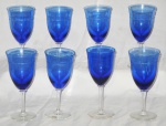 Oito taças p/ vinho tinto em vidro moldado na cor azul, com lapidação em baixo relevo e hastes translucidas. Med.: 17,5x8cm.