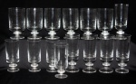 Lote composto de 15 copos em cristal com haste seguindo mesmo padrão.