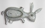 Antigo e lindo Cinzeiro, no formato de coelho com pedrinha vermelha em seu olho - Em metal cromado - S. Arte - Conforme fotos - Medida: 13 x 7,5 cm.