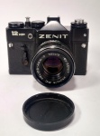Antiga e Conservada Câmera fotográfica ZENIT 12 xp - Made in USSR - Com protetor de lentes - Na case original de couro - Disparando porém não foi testada - Muito conservada - Conforme fotos - Medida da câmera:13 x 11 x 11 cm.