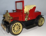 COLECIONISMO - Antigo Calhambeque- Isqueiro e porta cigarreira em lata, patinada na cor vermelha. Modelo Ford 1917, Procedência Japan - medindo. 16 x 9,5 cm Isqueiro funcionando, porém precisando de gás.