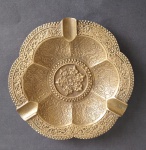 Antigo e Lindo Cinzeiro em bronze - Adornado com Acantos e florais - Conforme fotos - Medida: 14 x 14 x 2 cm.