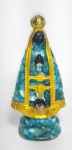 Linda Escultura em Resina acrílica - Representando Nossa Senhora Aparecida - Resina acrílica adornada com pedrinhas peroladas na cor azul - OBS: Possui a perda da cruz encima da coroa - CONFORME FOTOS - Medida: 14,5 cm de altura.
