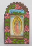Antiga e Linda Capelinha Representando a Virgem Maria - Cancún - Estrutura em metal Pintada à mão - Conservada - Com etiqueta de origem - Medida: 16 x 9,5 x 3 cm.