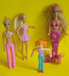 Lote com 4 Dolls - Sendo 2 Barbies e 2 Dolls promocionais do McD's Made in Vietnam - Vendidas no estado - Conforme fotos - Medida maior: 16 cm de comprimento.