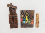 peças decorativas ,3 talhas em madeira representando  fachada de casas sendo 1 assinada Plinio. Medida:  24 cm x 18 cm