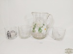 jogo de Jarra de suco pintada com 3 copos diversos em vidro. Medida: jarra 19,5 cm x 11,5 cm e copos 8/ cm x 9 cm e 8 cm x 7 cm