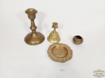 Miscelania  4 Peças  decotivas  em Bronze sendo 1 castiçal, 1 sineta de mesa ,1 salva e 1enfeite. Medida: Castiçal 15 cm ,sino 11 cm, cinzeiro 11 cm, enfeite 4 cm
