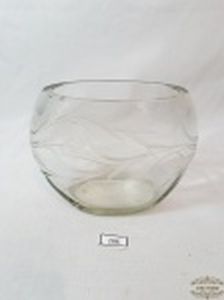Grande Floreira  redonda em   forma de aquario  em demi cristal  Lapidado . . Apresenta Bicado Borda. Medida: 11 cm altura x 12 cm x 6,5 cm.