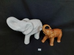 2 Enfeites esculturas representando elefantes em porcelana. Medida:  18 cm x 24 cm e 14 cm x 19 cm