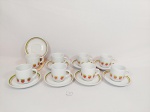 Jogo de 8 Xicaras de café decorada com morangos em porcelana Pozzani. Medida: xicara 5,5 cm x 5 cm 1 com pequeno bicado e pires 10 cm