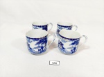 4 Xicaras de Café em  porcelana  casca de ovo oriental  tonalidade azul e branca. Medida: 4,5 cm x 4 cm