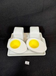 Bandeja com saleiro e pimenteiro e 2 porta ovos em porcelana Branca. Medida: bandeja 13,4 cm x 20 cm , saleiro 7 cm e porta ocos 9 cm x 6,5 cm