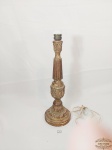 Abajour Tipo Tocheiro em Madeira Patinada com ouro . Trabalhada. Medida 45 cm . necessita Fazer a Fiação