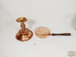 Lote 2 Peças em Cobre sendo 1 Castiçal  para 1 vela , base circular e 1 cata Migalhas com Cabo Madeira. Medida: Castiçal 14 cm , cata migalhas 12 cm