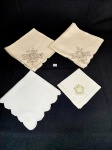 Lote de 4 guardanapos bordados.  em linho  bordado apresenta marcas tempo medida: maior 40 cm e menor 25 cm