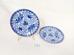 2  pratos decorativos Pires   em  porcelana oriental azul e branca . medida 13 cm . 1 com fio de cabelo