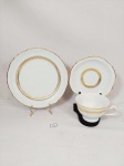 Trio de Chá em Porcelana Germer Representando Friso Ouro .Medida: Xixara 6 cm x 9,5 cm , pires14,5 cm e bolo 19 cm