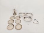 Miscelanea  de 11 Peças diversas em Metal sendo 1 sineta , 1  placa sinalizador de bebida , 6 porta copos  prata 90 e 3 mantegueiras. Medida sineta 11 cm  , petisqueira 11 cm x 11 cm e porta copos 7 cm