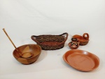 Miscelanea 5 Peças Diversas sendo 1 cesta, bowl com concha, 1prato e 1 jarra e 1 petisqueira em ceramica   artezanal  . medida cesta 9 cm x 31 cm x 22 cm , bowl 7 cm x 17 cm , vaso 9 cm