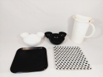 jogo 5 Peças diversas em Melanina e PLastico s rigido ,sendo jarra Suco, pratos e petisqueiras. tonalidade preto e branco  medida pratos 21 cm x 21 cm , mickey 21 cm x 18 cm , jarra 21 cm